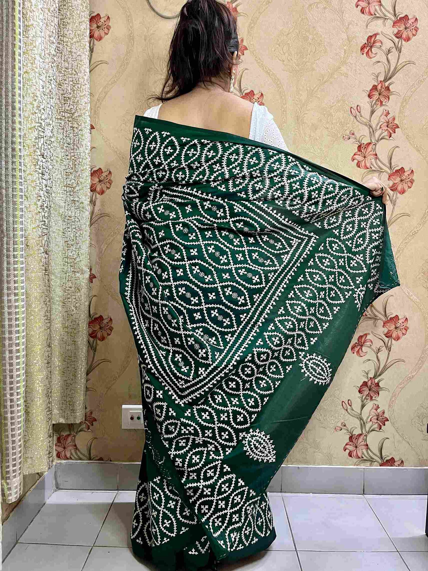 Woman wearing Gujarati Stitch Saree for a traditional look