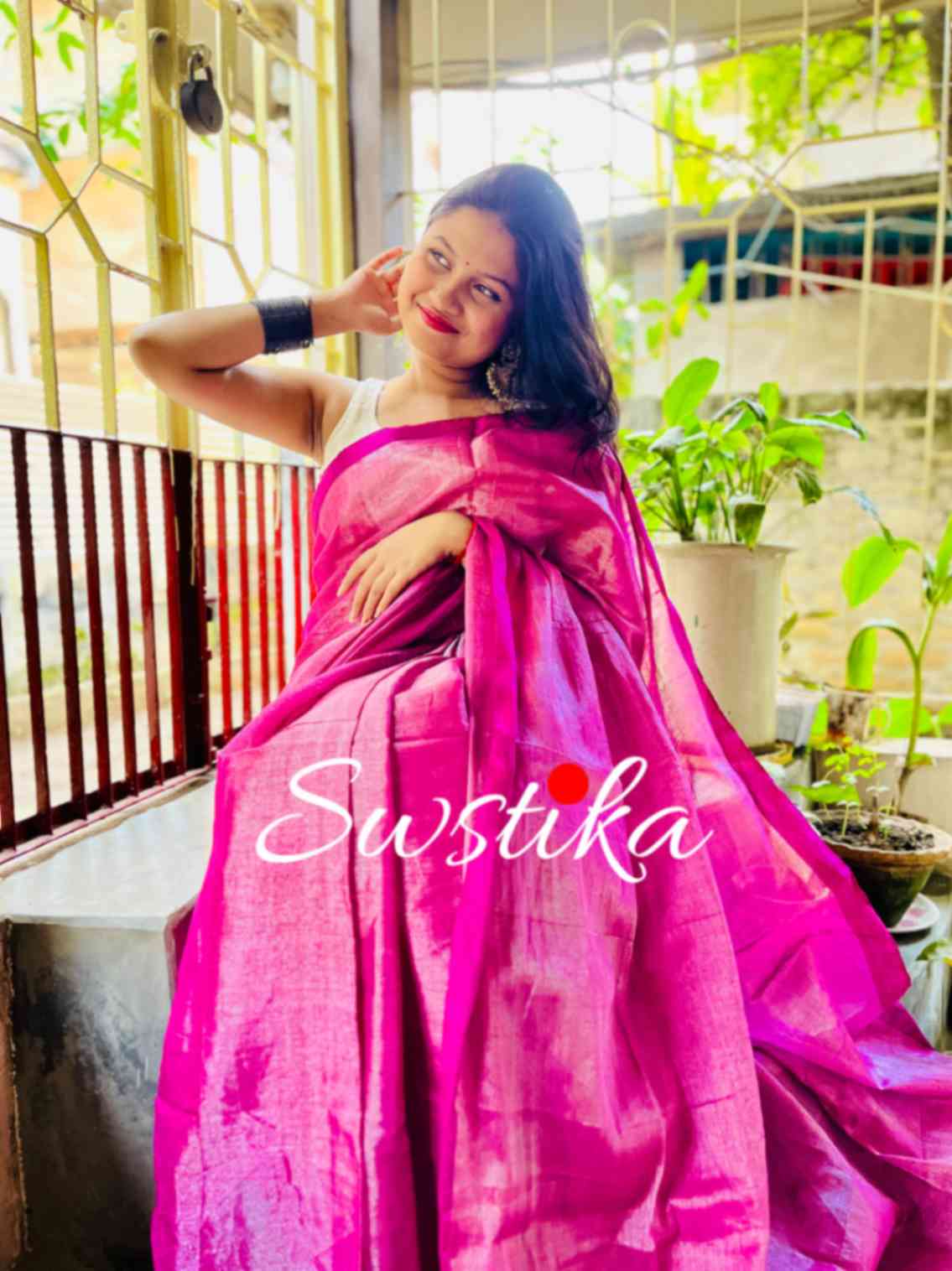 Elegant woman in Purple Silver linen saree showcasing Desi Aadat’s handwoven design