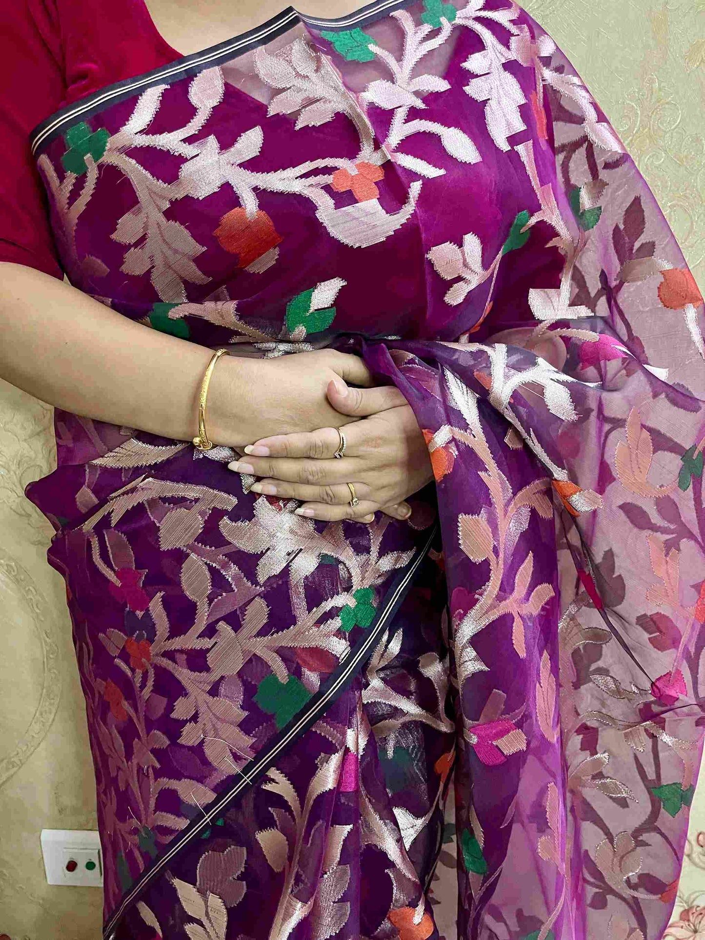 Stunning woman in Maroon handwoven saree showcasing Desi Aadat’s Jamdani artistry