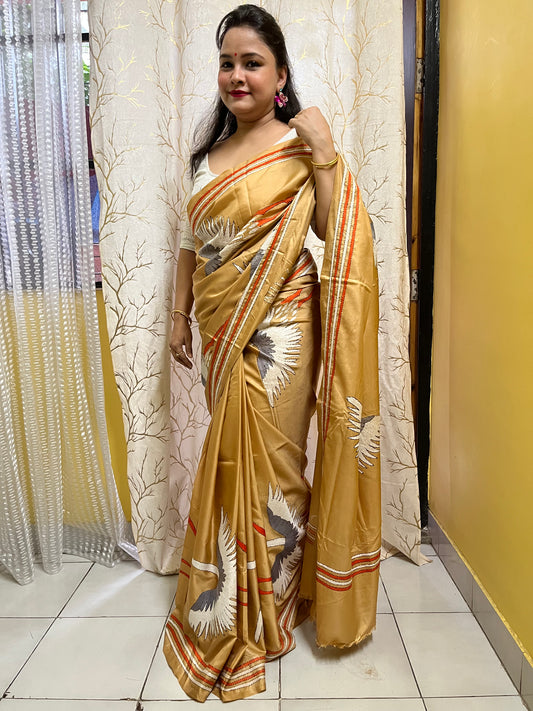Beige crane motif kantha stitch saree with traditional Bengali hand embroidery by Desi Aadat