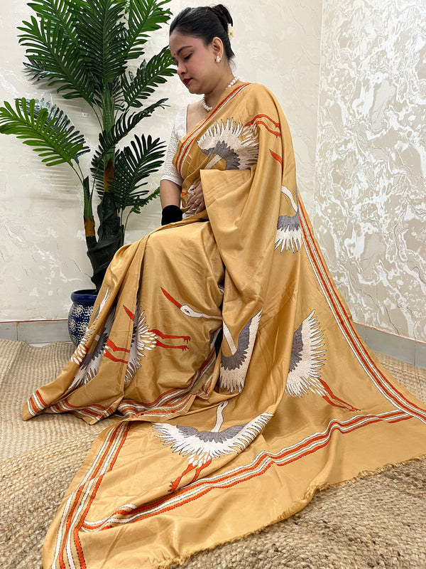 Beige crane motif kantha stitch saree with traditional Bengali hand embroidery by Desi Aadat