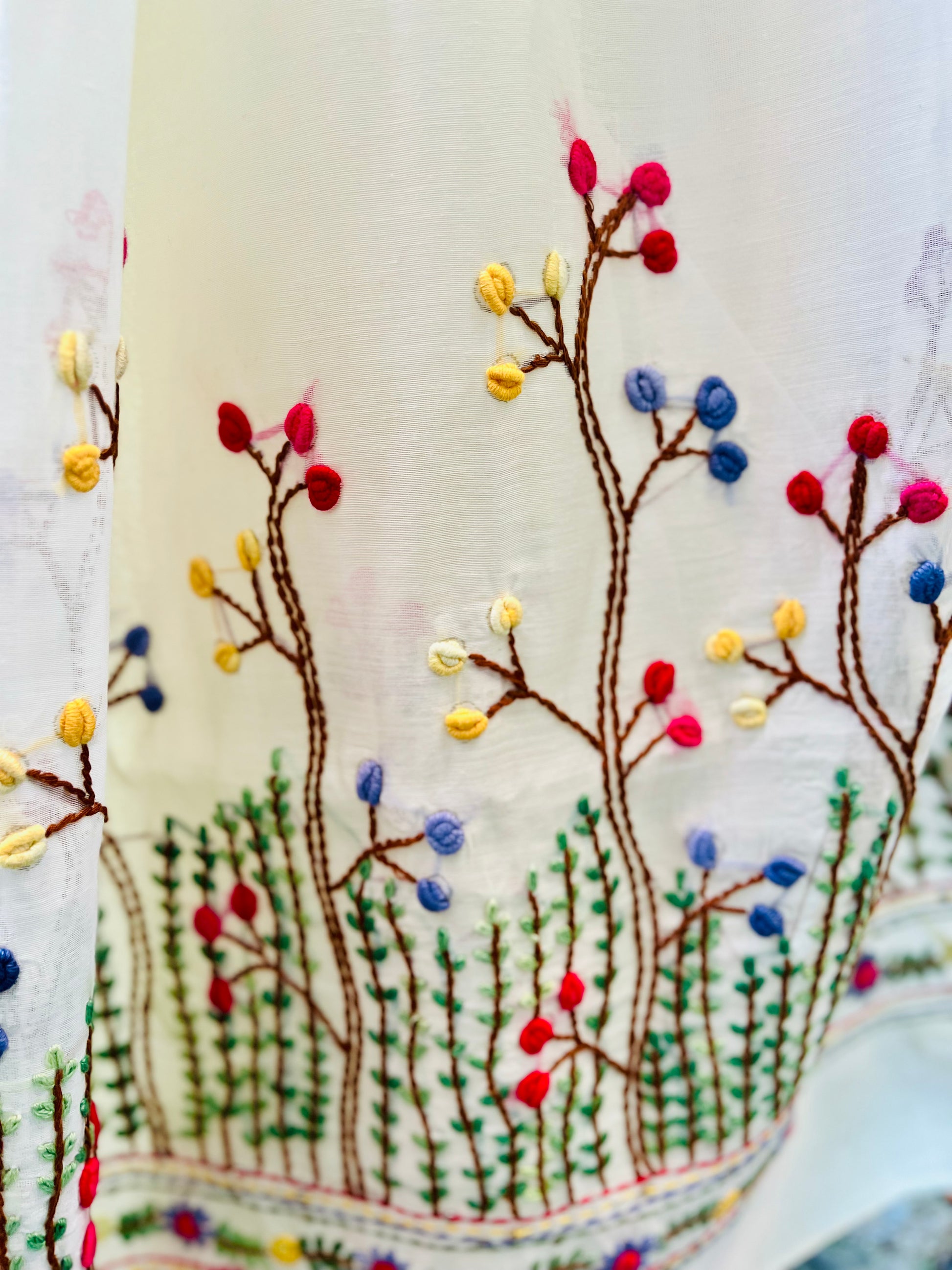 Close-up of handcrafted Bullion Stitch and French Knot wildflower meadow embroidery on cream Chanderi silk cotton saree pallu — outdoor view, Desi Aadat