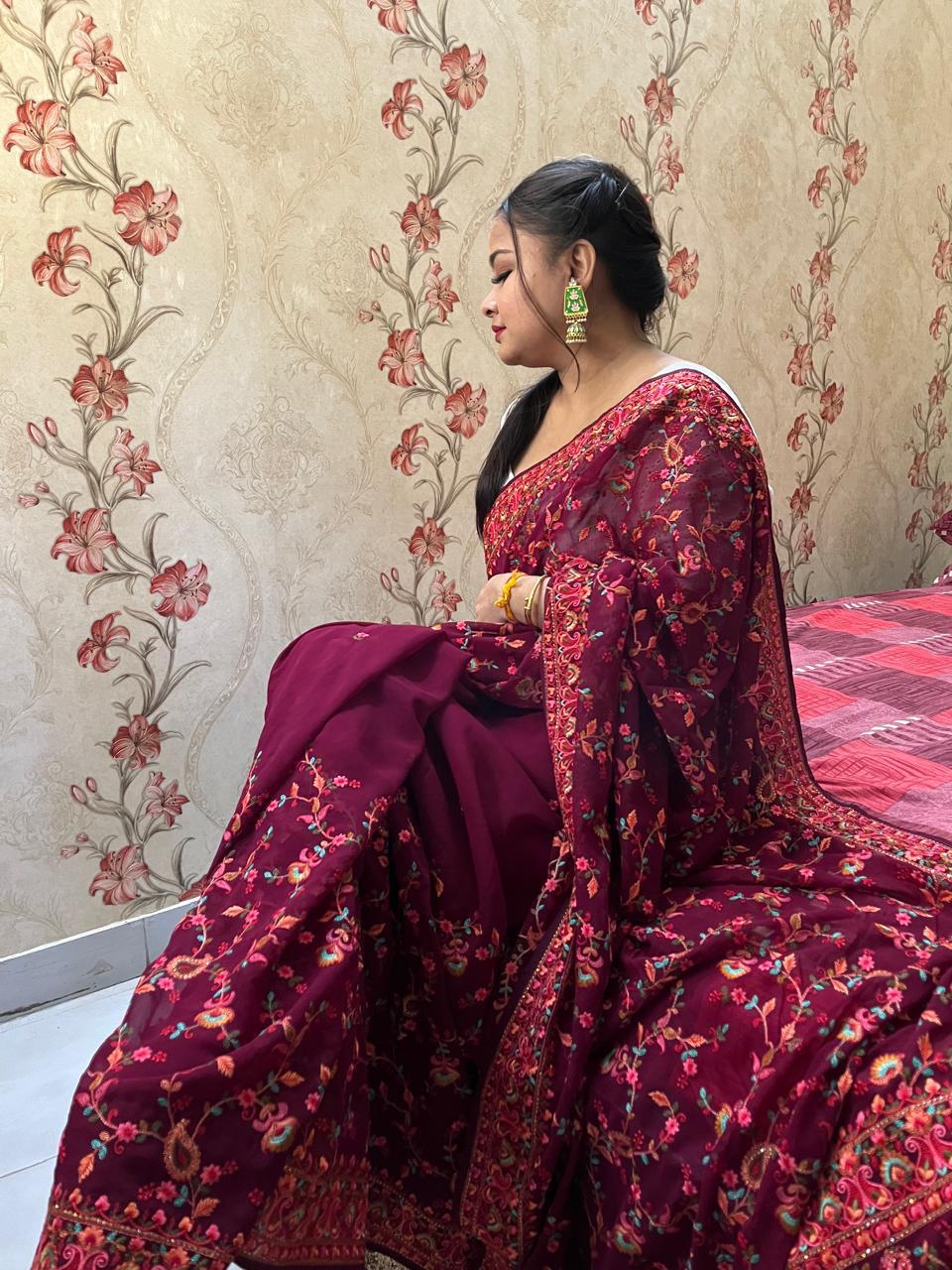 Beautiful woman in a saree, embracing Indian tradition with Desi Aadat’s handcrafted designs.