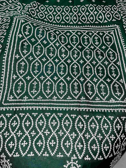 Woman wearing Gujarati Stitch Saree for a traditional look