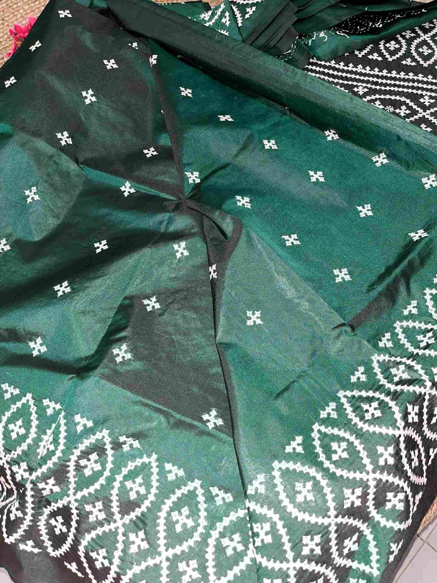 Woman wearing Gujarati Stitch Saree for a traditional look