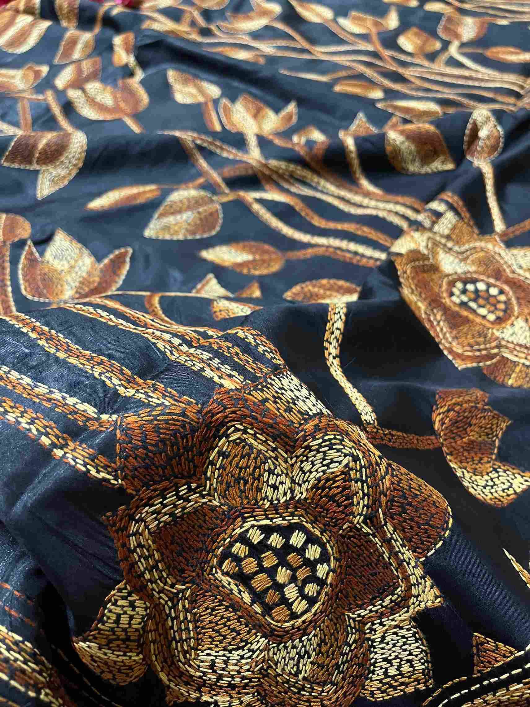 Best Ethnic Wear for Women – Exclusive Handcrafted Sarees from Desi Aadat