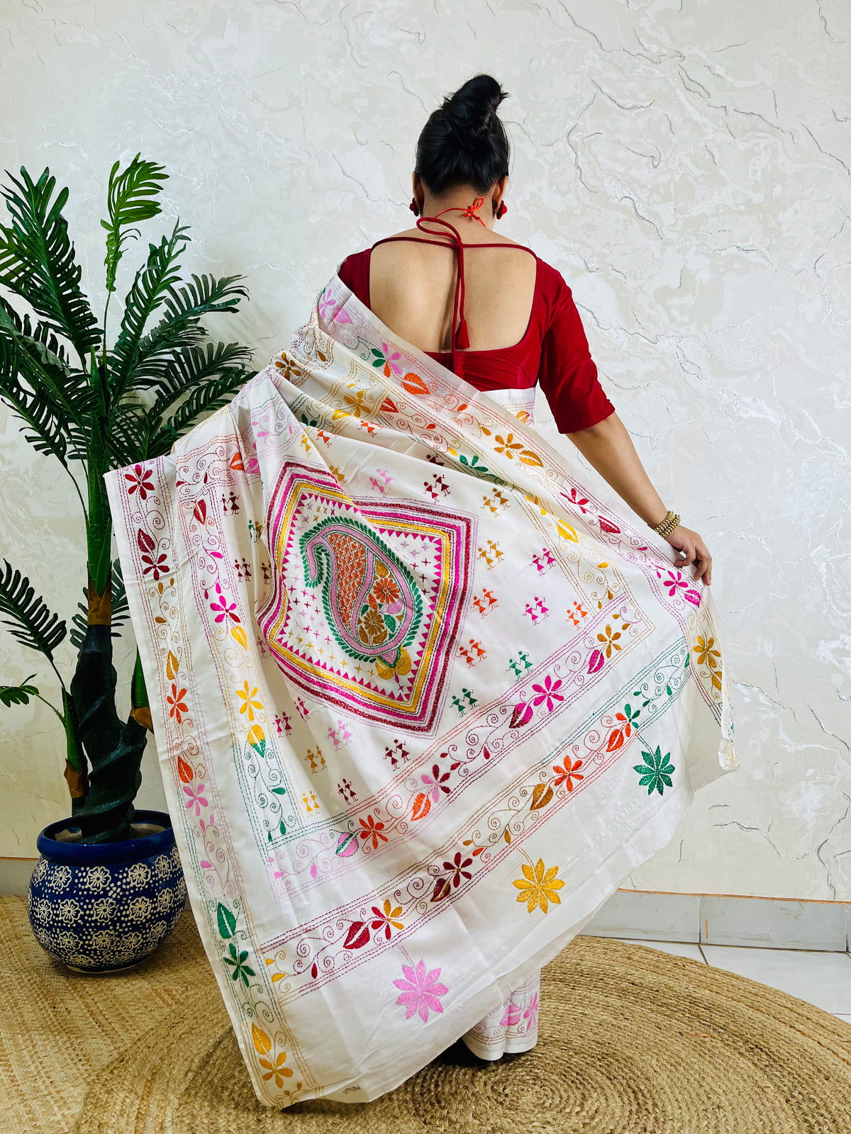 Back view of white Kantha saree showing floral vine border on Bangalore silk