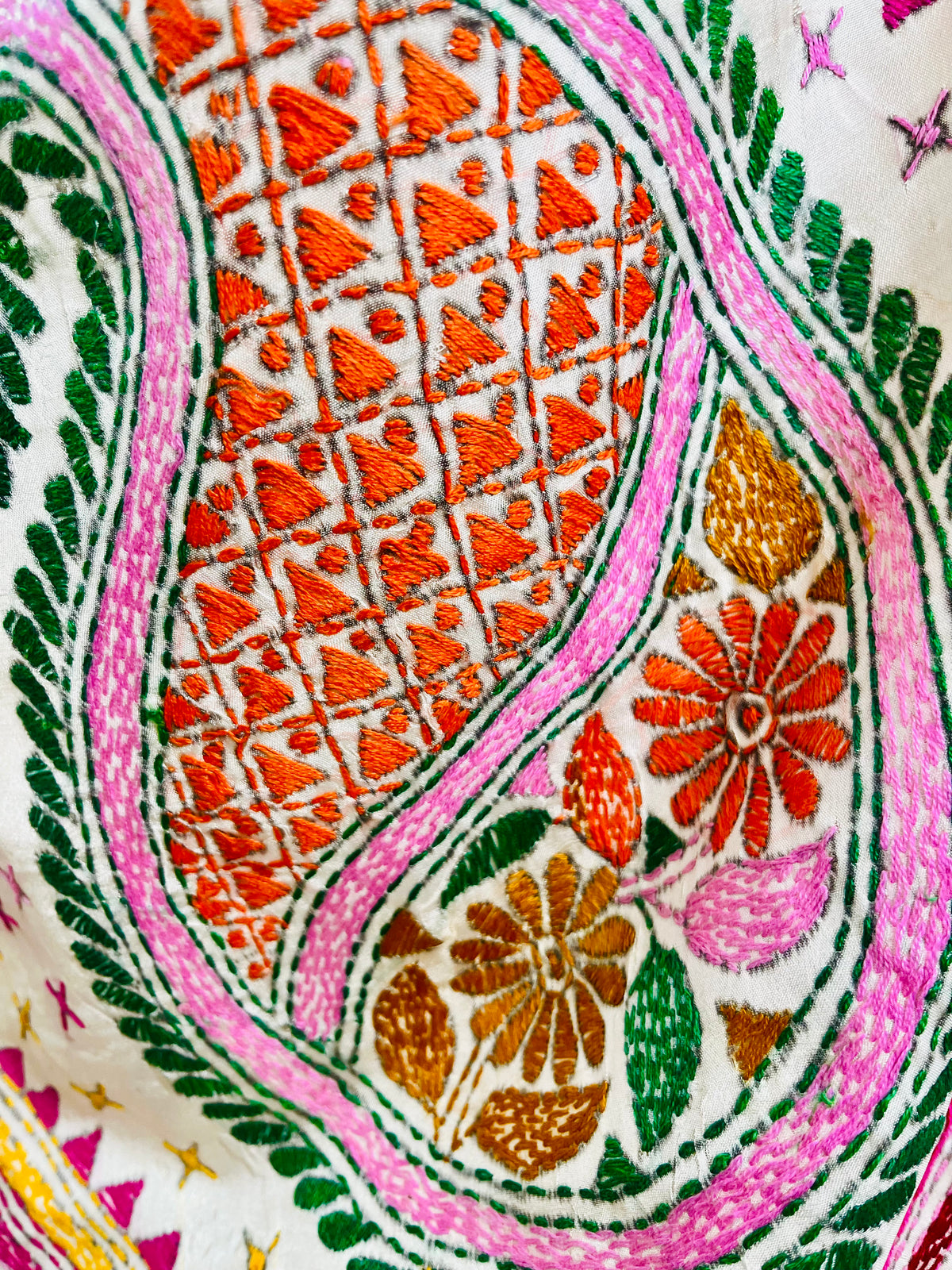 Close-up of white Kantha saree pallu showing multicolour paisley embroidery
