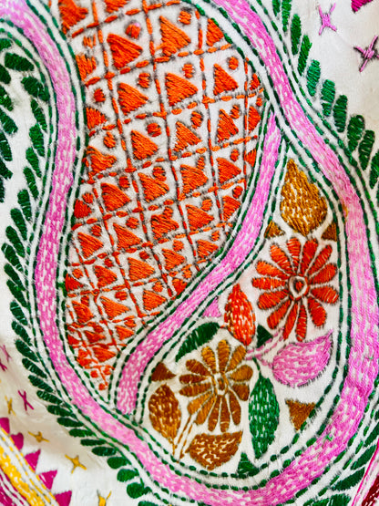 Close-up of white Kantha saree pallu showing multicolour paisley embroidery